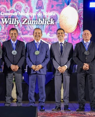GOVERNADOR JORGINHO MELLO E O PRESIDENTE DA ALESC, DEPUTADO JULIO GARCIA RECEBEM COMENDA WILLY ZUMBLICK EM TUBARÃO
