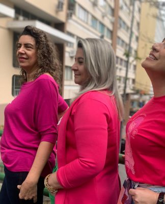 TRÊS MULHERES, UMA MESMA FORÇA: A LUTA E A ESPERANÇA DIANTE DO CÂNCER DE MAMA