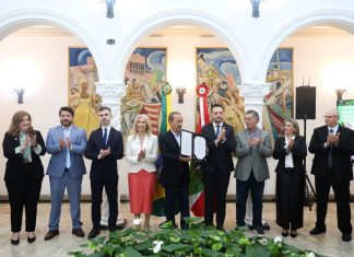 GOVERNO DE SC SANCIONA LEI QUE APRIMORA UNIVERSIDADE GRATUITA E FUMDESC E OFICIALIZA MELHORIAS NOS PROGRAMAS