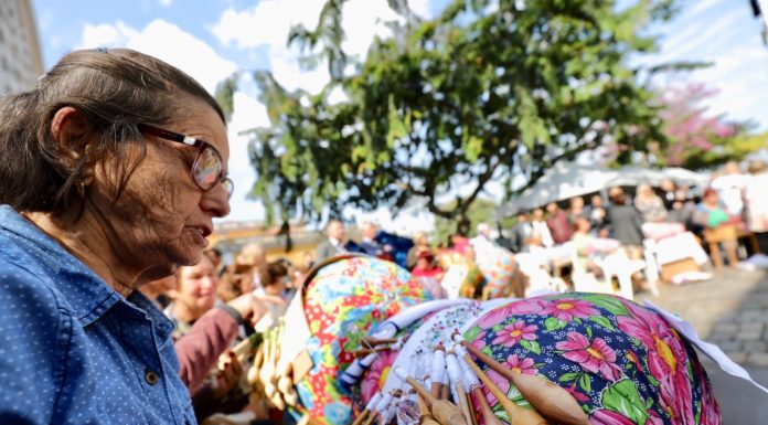 TRADIÇÃO E ARTE: FLORIANÓPOLIS CELEBRA O DIA MUNICIPAL DA RENDEIRA E DO RENDEIRO
