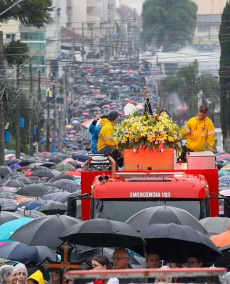 NO DIA DE NOSSA SENHORA APARECIDA, GOVERNADOR PARTICIPA DA MAIOR ROMARIA RELIGIOSA DE SANTA CATARINA