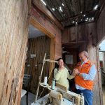 JORGINHO MELLO ACOMPANHA ENTREGA DE TELHAS E ANUNCIA OBRAS DE CONTENÇÃO EM IBIRAMA APÓS FORTE CHUVA DE GRANIZO