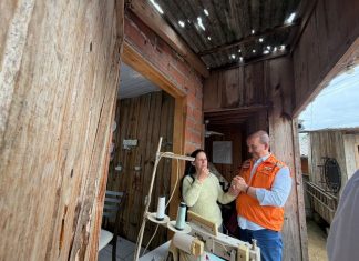 JORGINHO MELLO ACOMPANHA ENTREGA DE TELHAS E ANUNCIA OBRAS DE CONTENÇÃO EM IBIRAMA APÓS FORTE CHUVA DE GRANIZO