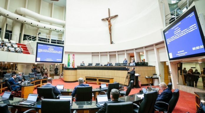ALESC APROVA COMUNICAÇÃO OBRIGATÓRIA À DEFENSORIA SOBRE NASCIMENTOS SEM IDENTIFICAÇÃO DE PATERNIDADE
