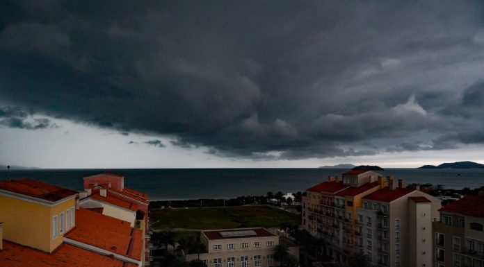 FRENTE FRIA E CICLONE EXTRATROPICAL PROVOCAM TEMPORAIS, VENTOS FORTES E MAR AGITADO EM SC