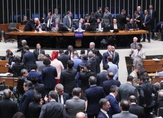 CÂMARA APROVA PROJETO QUE REDUZ PENAS DOS CONDENADOS PELOS ATOS DE 8 DE JANEIRO