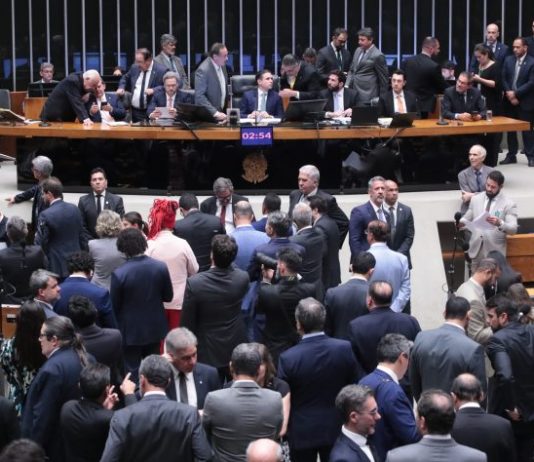 CÂMARA APROVA PROJETO QUE REDUZ PENAS DOS CONDENADOS PELOS ATOS DE 8 DE JANEIRO