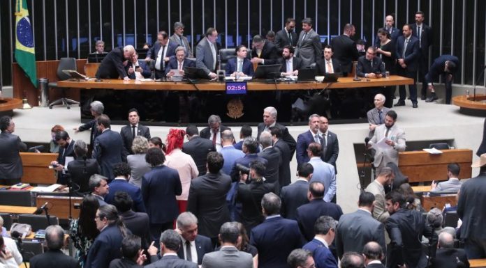 CÂMARA APROVA PROJETO QUE REDUZ PENAS DOS CONDENADOS PELOS ATOS DE 8 DE JANEIRO