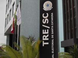 TRE-SC LEVA CIDADANIA À POPULAÇÃO EM SITUAÇÃO DE RUA EM MUTIRÃO REALIZADO EM ITAJAÍ