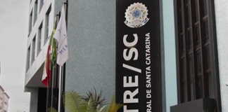 TRE-SC LEVA CIDADANIA À POPULAÇÃO EM SITUAÇÃO DE RUA EM MUTIRÃO REALIZADO EM ITAJAÍ