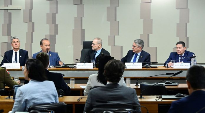 GOVERNADOR JORGINHO MELLO APRESENTA AO SENADO MODELO DE COMBATE ÀS FACÇÕES E AO CRIME ORGANIZADO EM SC