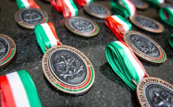 ALESC HOMENAGEIA 41 PERSONALIDADES E ENTIDADES COM A COMENDA DO LEGISLATIVO CATARINENSE 2025