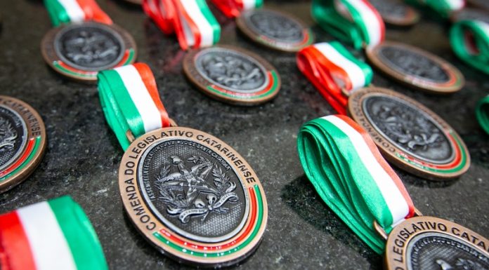 ALESC HOMENAGEIA 41 PERSONALIDADES E ENTIDADES COM A COMENDA DO LEGISLATIVO CATARINENSE 2025