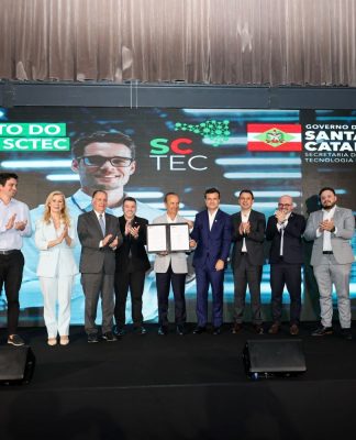 JORGINHO MELLO LANÇA MAIOR PROGRAMA DE QUALIFICAÇÃO EM TECNOLOGIA E IA DE SC: SCTEC DEVE IMPACTAR 155 MIL PESSOAS