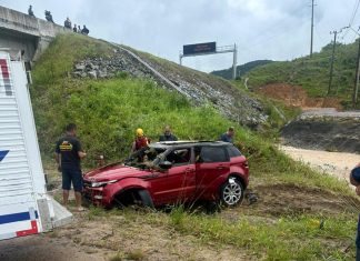TRÊS PESSOAS MORREM APÓS CARRO SER ARRASTADO PELA CORRENTEZA EM PALHOÇA DURANTE FORTE CHUVA