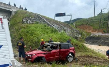 TRÊS PESSOAS MORREM APÓS CARRO SER ARRASTADO PELA CORRENTEZA EM PALHOÇA DURANTE FORTE CHUVA