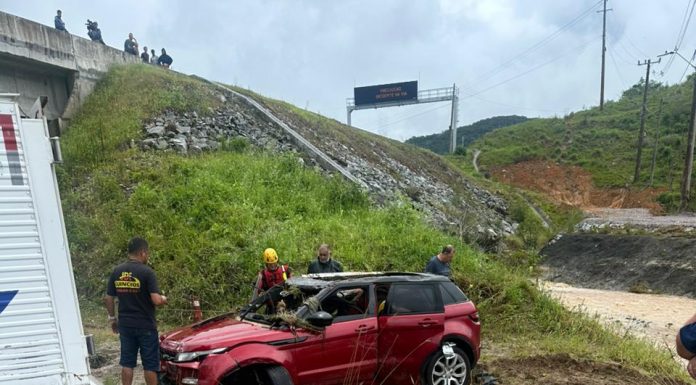 TRÊS PESSOAS MORREM APÓS CARRO SER ARRASTADO PELA CORRENTEZA EM PALHOÇA DURANTE FORTE CHUVA