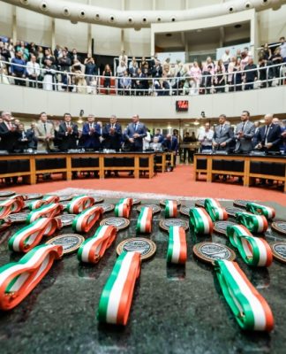 ALESC ENTREGA COMENDA DO LEGISLATIVO E CELEBRA CATARINENSES QUE FAZEM A DIFERENÇA