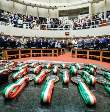 ALESC ENTREGA COMENDA DO LEGISLATIVO E CELEBRA CATARINENSES QUE FAZEM A DIFERENÇA