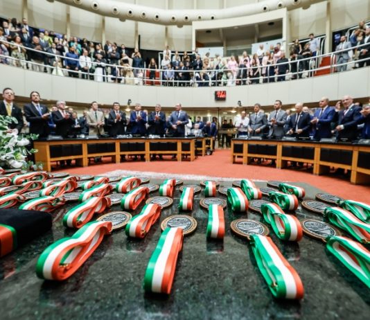 ALESC ENTREGA COMENDA DO LEGISLATIVO E CELEBRA CATARINENSES QUE FAZEM A DIFERENÇA