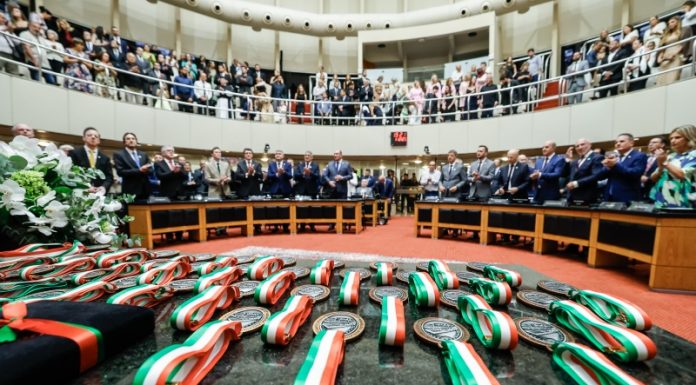 ALESC ENTREGA COMENDA DO LEGISLATIVO E CELEBRA CATARINENSES QUE FAZEM A DIFERENÇA