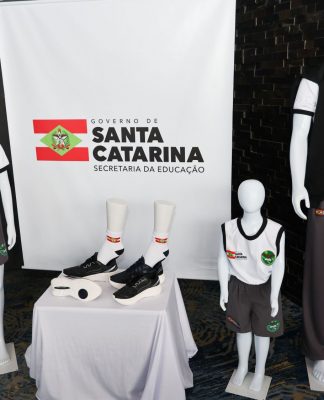 GOVERNO DE SC INVESTE R$ 210 MILHÕES E DISTRIBUIRÁ KITS COMPLETOS DE UNIFORME PARA TODOS OS ALUNOS EM 2026