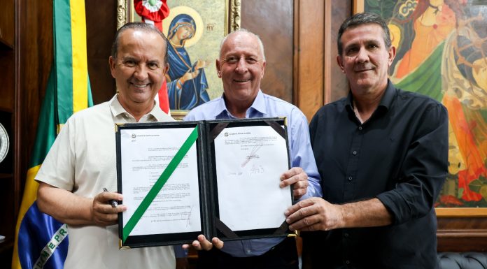 GOVERNADOR SANCIONA LEI QUE PROTEGE PRODUTORES CATARINENSES E PROÍBE RECONSTITUIÇÃO DE LEITE EM PÓ IMPORTADO EM SC