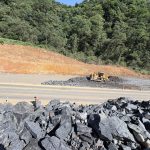 OBRAS DAS PRIMEIRAS ÁREAS DE ESCAPE DE SC AVANÇAM NA SERRA DONA FRANCISCA E ATINGEM 50% DE EXECUÇÃO