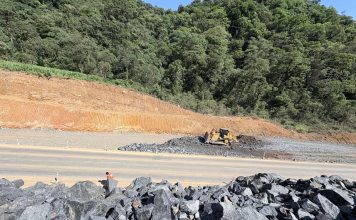 OBRAS DAS PRIMEIRAS ÁREAS DE ESCAPE DE SC AVANÇAM NA SERRA DONA FRANCISCA E ATINGEM 50% DE EXECUÇÃO