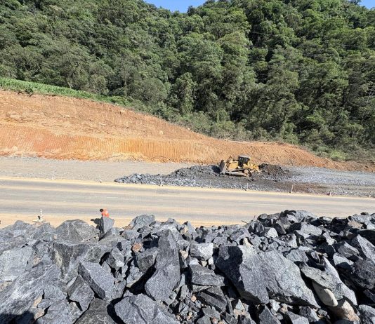 OBRAS DAS PRIMEIRAS ÁREAS DE ESCAPE DE SC AVANÇAM NA SERRA DONA FRANCISCA E ATINGEM 50% DE EXECUÇÃO