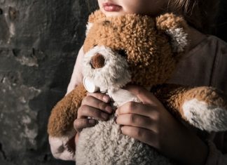 JUSTIÇA DE SC CONDENA CASAL POR MAUS-TRATOS E VIOLÊNCIA DOMÉSTICA CONTRA DUAS CRIANÇAS EM CAÇADOR