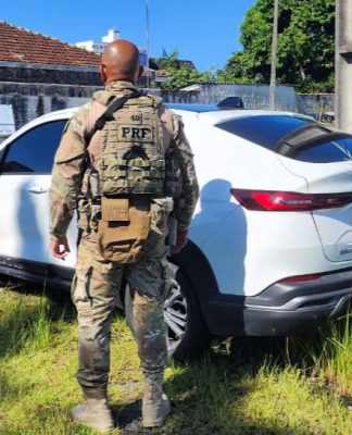 PRF RECUPERA CARRO ROUBADO NO RIO E PRENDE FORAGIDO DA JUSTIÇA EM PALHOÇA