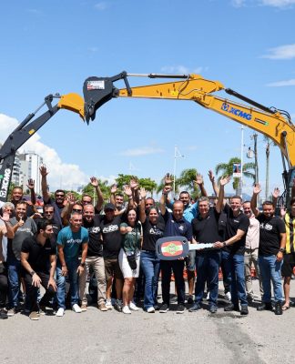 GOVERNADOR ENTREGA EQUIPAMENTOS PARA REFORÇAR LIMPEZA E MANUTENÇÃO URBANA DE FLORIANÓPOLIS