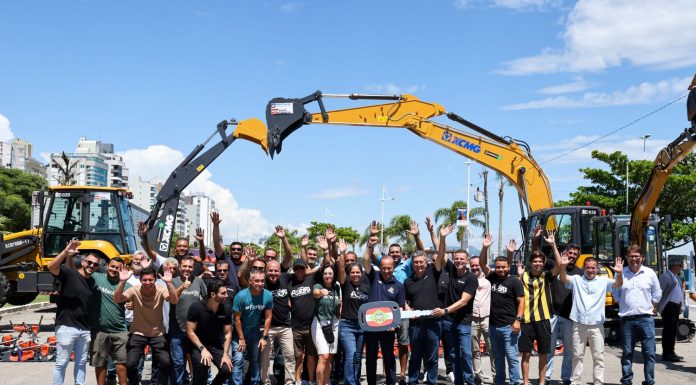 GOVERNADOR ENTREGA EQUIPAMENTOS PARA REFORÇAR LIMPEZA E MANUTENÇÃO URBANA DE FLORIANÓPOLIS