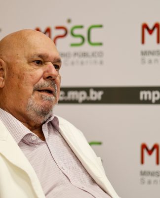 MEIO SÉCULO DE MINISTÉRIO PÚBLICO: PROMOTOR RAUL RABELLO CONSTRÓI LEGADO DE OUSADIA E TRANSFORMAÇÃO EM SANTA CATARINA