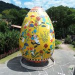 GIGANTE DA PÁSCOA ENCANTA VISITANTES: OSTERFEST TRANSFORMA POMERODE EM UM ESPETÁCULO DE CORES, TRADIÇÃO E TURISMO