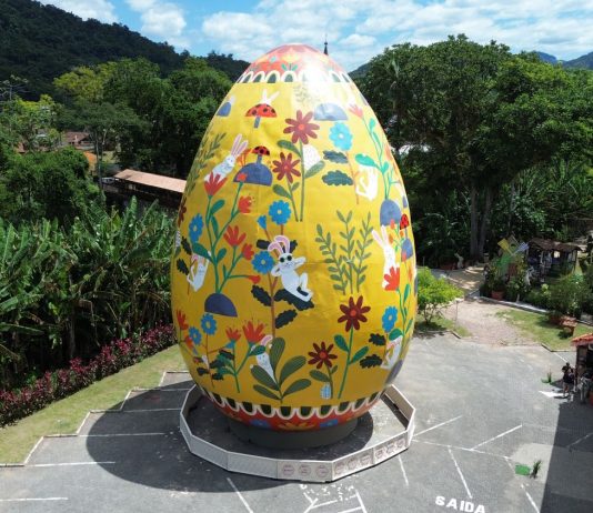GIGANTE DA PÁSCOA ENCANTA VISITANTES: OSTERFEST TRANSFORMA POMERODE EM UM ESPETÁCULO DE CORES, TRADIÇÃO E TURISMO