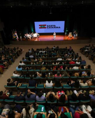 POSSE DE 414 NOVOS SERVIDORES REFORÇA REDE ESTADUAL E MARCA AVANÇO HISTÓRICO NA EDUCAÇÃO DE SC