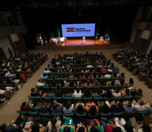 POSSE DE 414 NOVOS SERVIDORES REFORÇA REDE ESTADUAL E MARCA AVANÇO HISTÓRICO NA EDUCAÇÃO DE SC