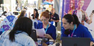 FEIRÃO DE EMPREGOS VOLTA AO LARGO DA ALFÂNDEGA COM VAGAS, CURSOS GRATUITOS E EXPECTATIVA DE GRANDE PÚBLICO EM FLORIANÓPOLIS