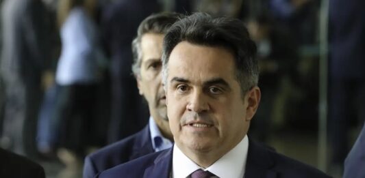 PF APONTA SUPOSTO ESQUEMA ENTRE CIRO NOGUEIRA E DONO DO BANCO MASTER; STF IMPÕE RESTRIÇÕES AO SENADOR Senador Ciro Nogueira é alvo de restrições impostas pelo STF após investigação da Polícia Federal apontar suposto favorecimento ao Banco Master em troca de benefícios financeiros e vantagens pessoais. (Fabio Rodrigues Pozzebom/Agência Brasil)