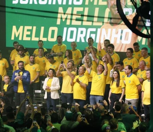 JORGINHO MELLO E FLÁVIO BOLSONARO REFORÇAM ALIANÇA PARA 2026 DIANTE DE MILHARES DE APOIADORES EM FLORIANÓPOLIS