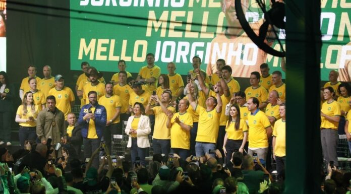 JORGINHO MELLO E FLÁVIO BOLSONARO REFORÇAM ALIANÇA PARA 2026 DIANTE DE MILHARES DE APOIADORES EM FLORIANÓPOLIS