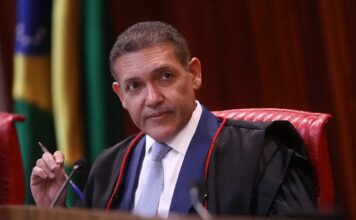 NUNES MARQUES ASSUME COMANDO DO TSE E SERÁ RELATOR DO PEDIDO DE REVISÃO DA PENA DE BOLSONARO NO STF
