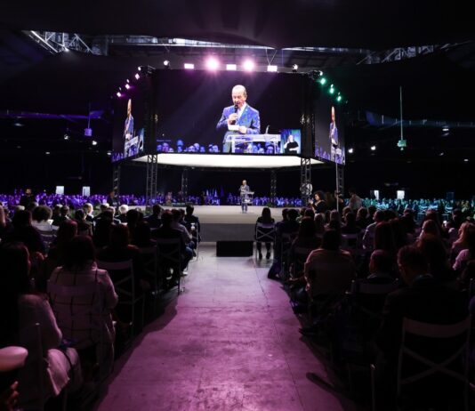 JORGINHO MELLO DESTACA FORÇA DA ADVOCACIA CATARINENSE E PROTAGONISMO SOCIAL DE SC NA ABERTURA DA MAIOR CONFERÊNCIA JURÍDICA DO ESTADO