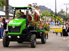 ANIVERSÁRIO DE MELEIRO: JORGINHO MELLO PARTICIPA DE DESFILE COM 1390 TRATORES E DESTACA A FORÇA DAS PEQUENAS PROPRIEDADES PARA A AGRICULTURA CATARINENSE