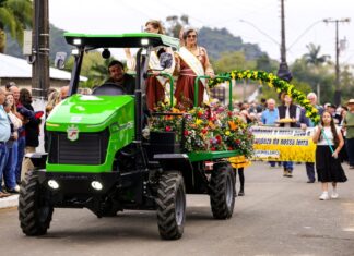 ANIVERSÁRIO DE MELEIRO: JORGINHO MELLO PARTICIPA DE DESFILE COM 1390 TRATORES E DESTACA A FORÇA DAS PEQUENAS PROPRIEDADES PARA A AGRICULTURA CATARINENSE