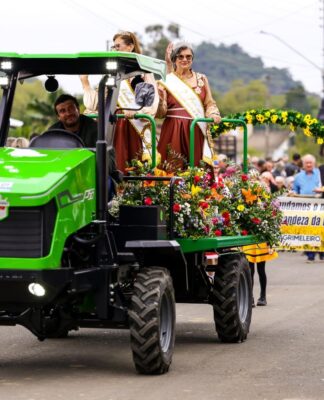 ANIVERSÁRIO DE MELEIRO: JORGINHO MELLO PARTICIPA DE DESFILE COM 1390 TRATORES E DESTACA A FORÇA DAS PEQUENAS PROPRIEDADES PARA A AGRICULTURA CATARINENSE