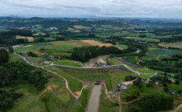 GOVERNO DE SANTA CATARINA INVESTE R$ 95 MILHÕES PARA REFORÇAR SISTEMA DE CONTENÇÃO DE CHEIAS NO VALE DO ITAJAÍ