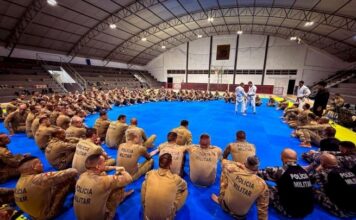 DEFESA PESSOAL E TÉCNICAS DE IMOBILIZAÇÃO REFORÇAM CAPACITAÇÃO DA POLICIA MILITAR EM FLORIANÓPOLIS